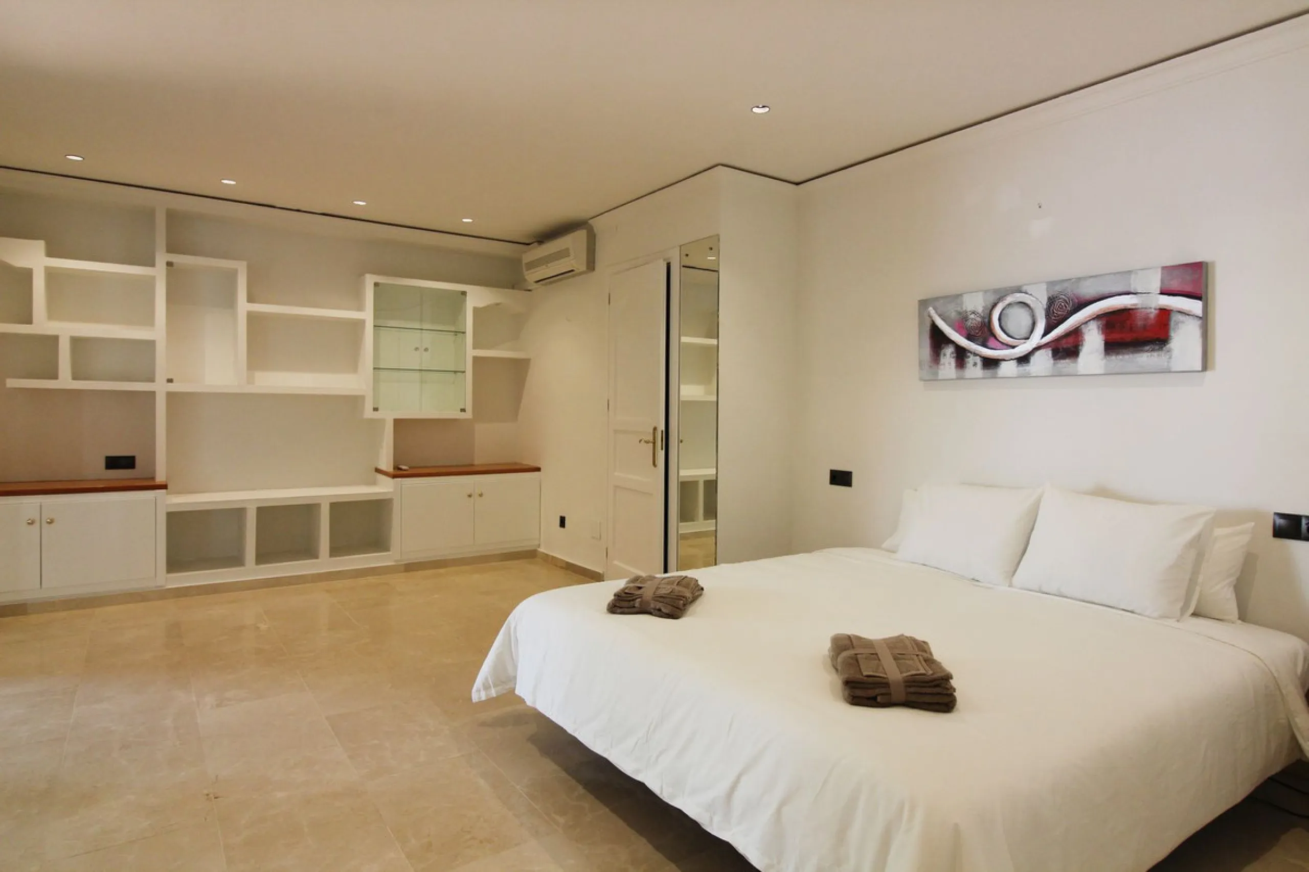 House - Detached Villa в продаже в Benalmadena, Málaga. В доме 3 спален и 3 ванных комнат. Площадь дома 375 м². Площадь участка 1115 м²