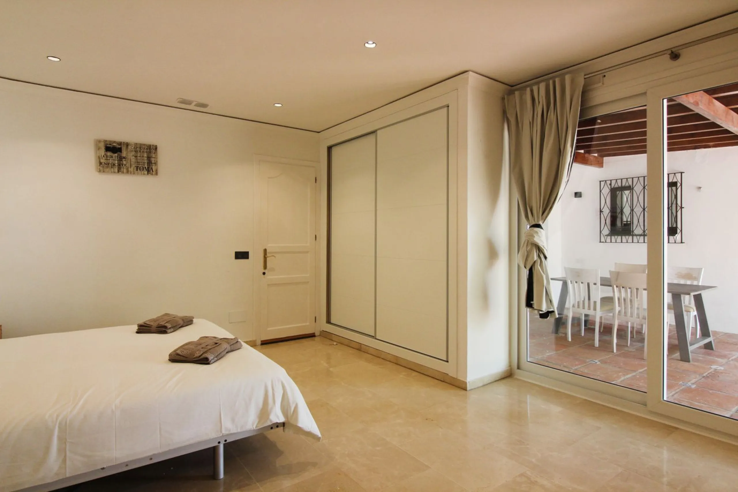 House - Detached Villa в продаже в Benalmadena, Málaga. В доме 3 спален и 3 ванных комнат. Площадь дома 375 м². Площадь участка 1115 м²