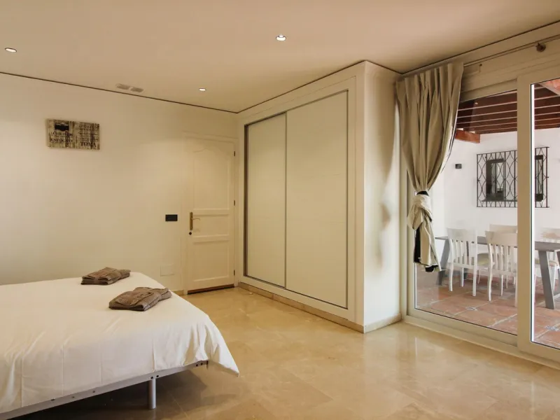 House - Detached Villa в продаже в Benalmadena, Málaga. В доме 3 спален и 3 ванных комнат. Площадь дома 375 м². Площадь участка 1115 м²