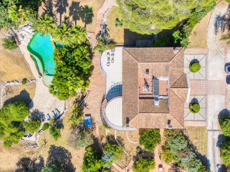 This stunning country home in Alhaurín el Grande was built in 2005 by the current owners to an exceptionally high and personalised standard. Set on a generous plot of over 35,000m², the property is accessed via its own private driveway and enjoys breathta