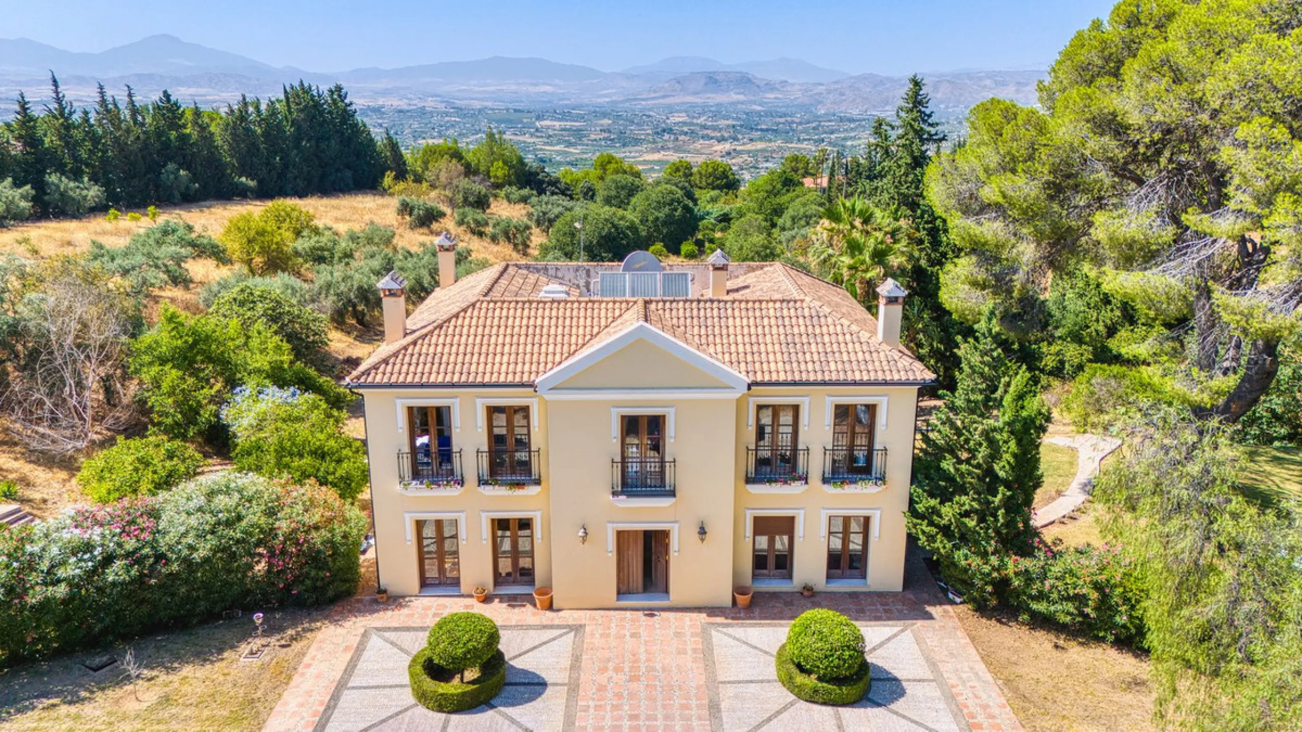 House - Detached Villa в продаже в Alhaurín el Grande, Málaga. В доме 6 спален и 6 ванных комнат. Площадь дома 600 м². Площадь участка 32000 м²
