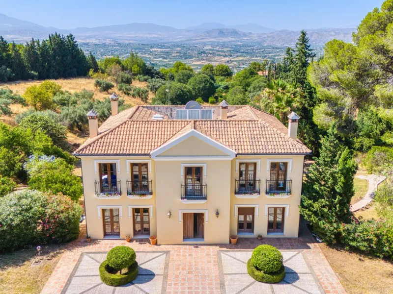 House - Detached Villa в продаже в Alhaurín el Grande, Málaga. В доме 6 спален и 6 ванных комнат. Площадь дома 600 м². Площадь участка 32000 м²