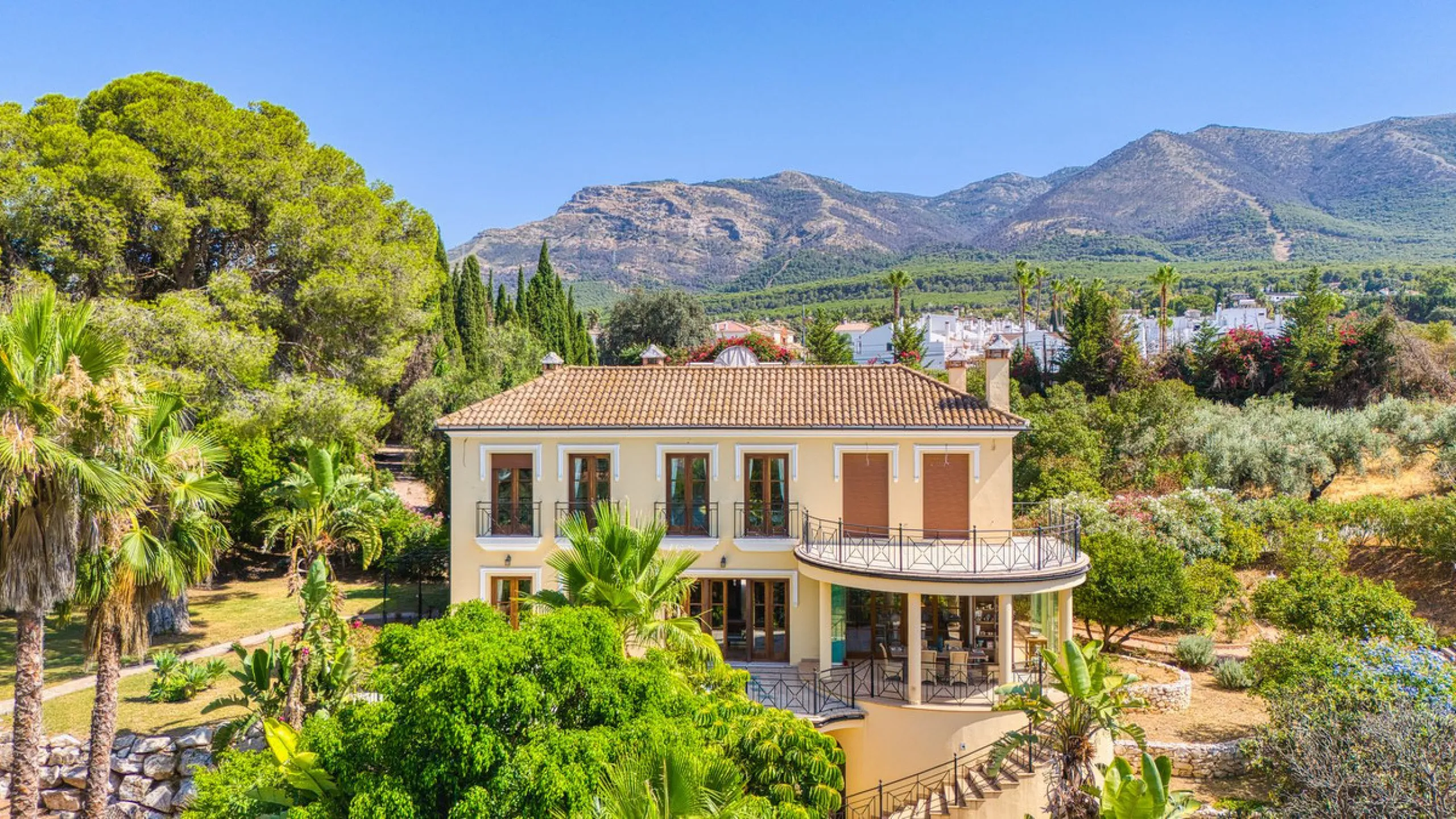 House - Detached Villa в продаже в Alhaurín el Grande, Málaga. В доме 6 спален и 6 ванных комнат. Площадь дома 600 м². Площадь участка 32000 м²