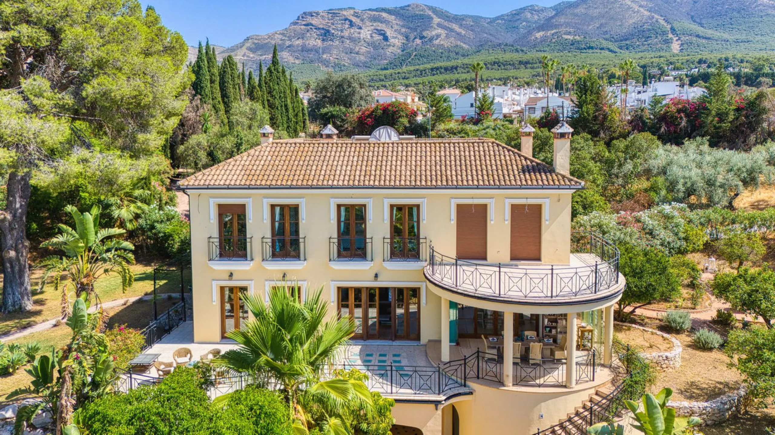 House - Detached Villa в продаже в Alhaurín el Grande, Málaga. В доме 6 спален и 6 ванных комнат. Площадь дома 600 м². Площадь участка 32000 м²