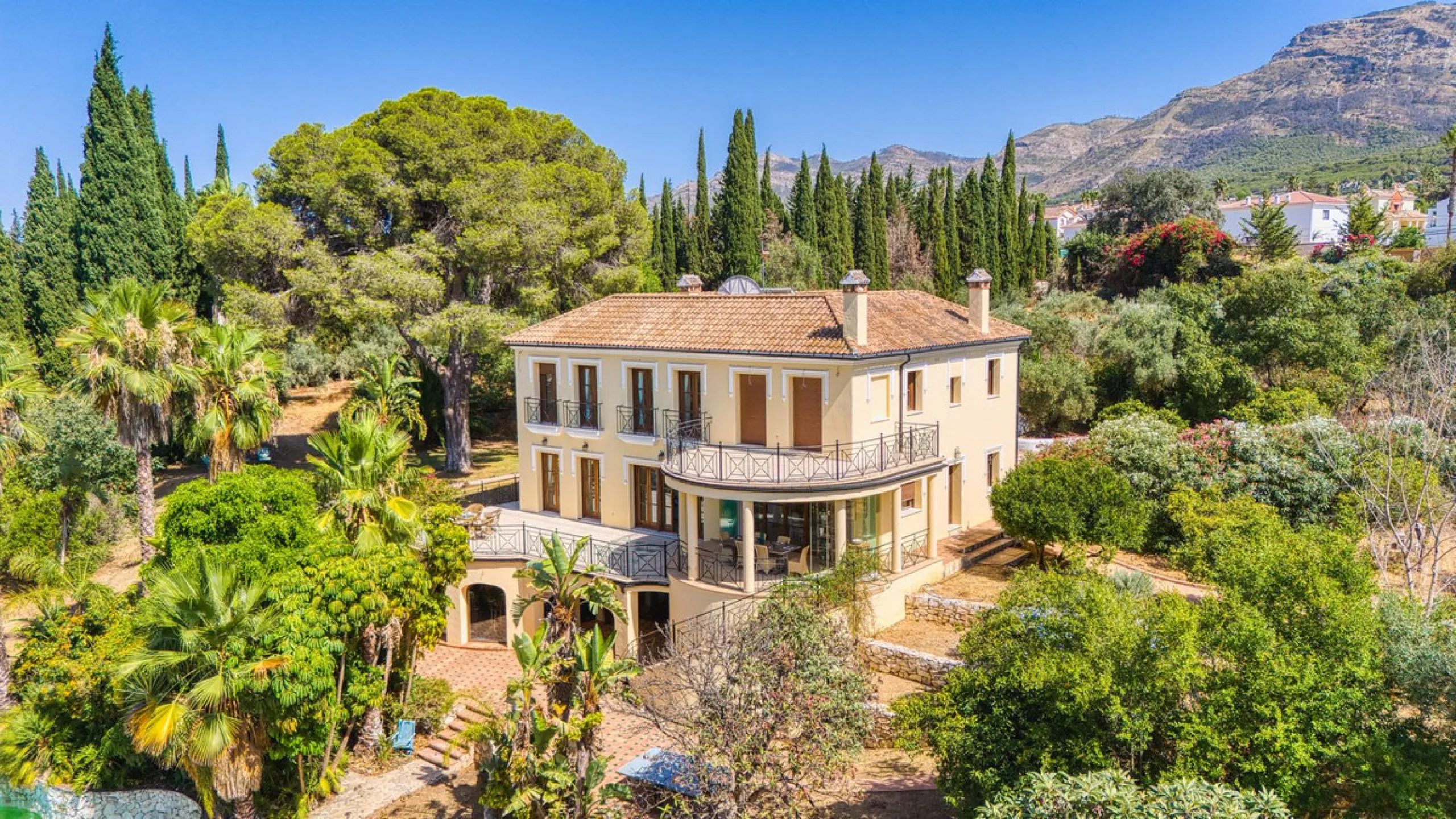 House - Detached Villa в продаже в Alhaurín el Grande, Málaga. В доме 6 спален и 6 ванных комнат. Площадь дома 600 м². Площадь участка 32000 м²
