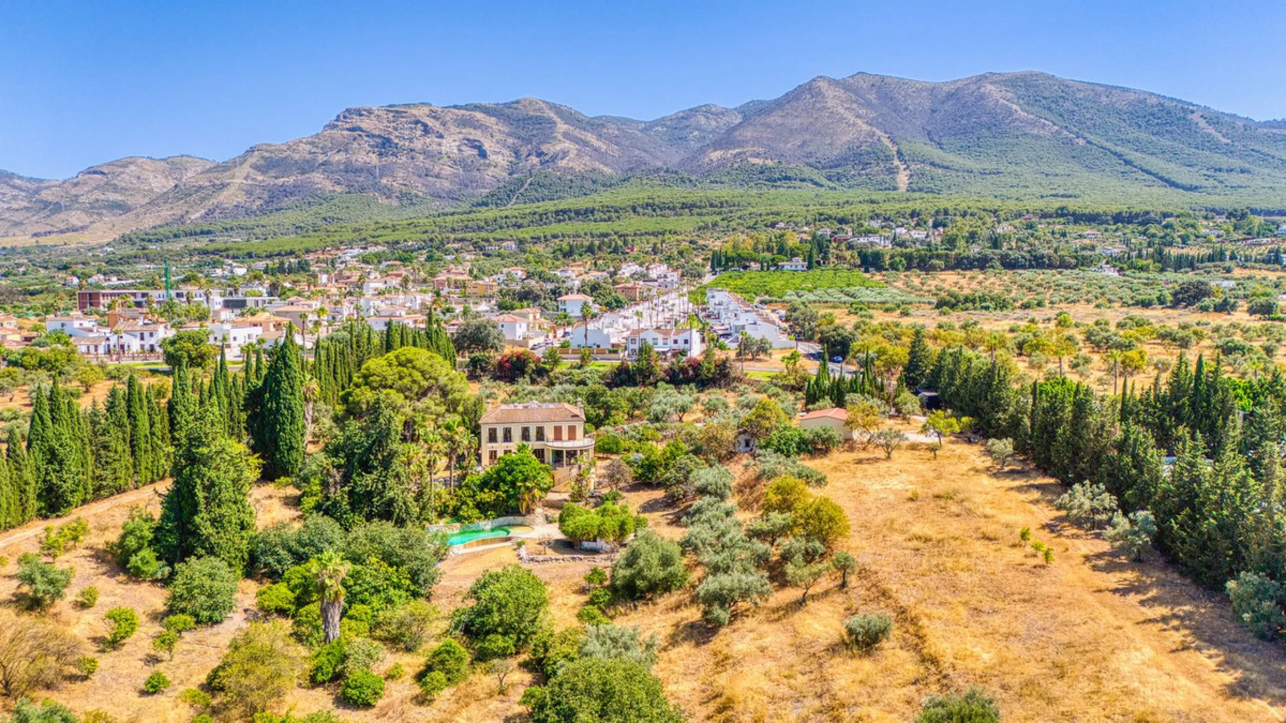 House - Detached Villa в продаже в Alhaurín el Grande, Málaga. В доме 6 спален и 6 ванных комнат. Площадь дома 600 м². Площадь участка 32000 м²