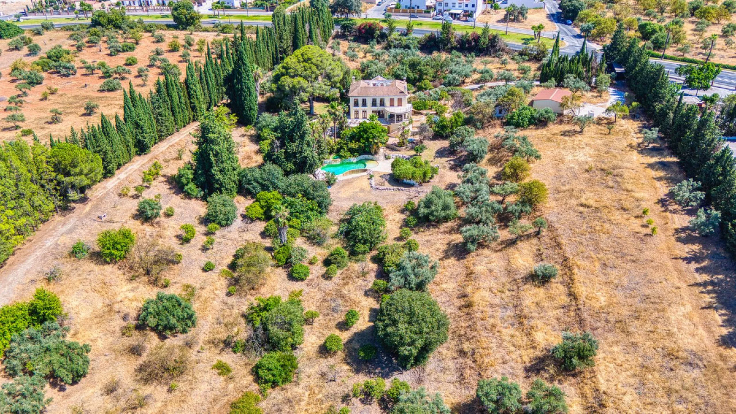 House - Detached Villa в продаже в Alhaurín el Grande, Málaga. В доме 6 спален и 6 ванных комнат. Площадь дома 600 м². Площадь участка 32000 м²