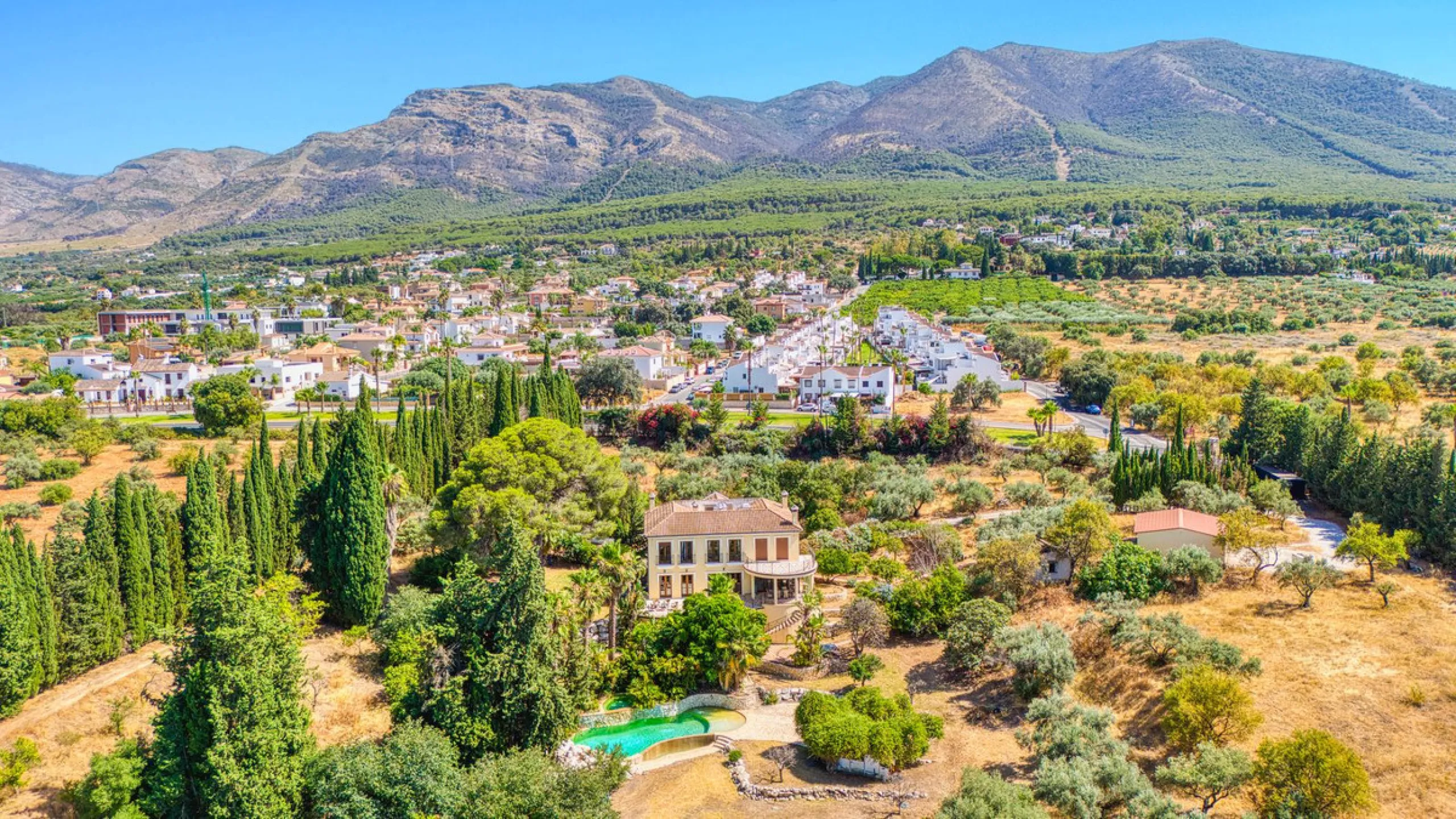 House - Detached Villa в продаже в Alhaurín el Grande, Málaga. В доме 6 спален и 6 ванных комнат. Площадь дома 600 м². Площадь участка 32000 м²