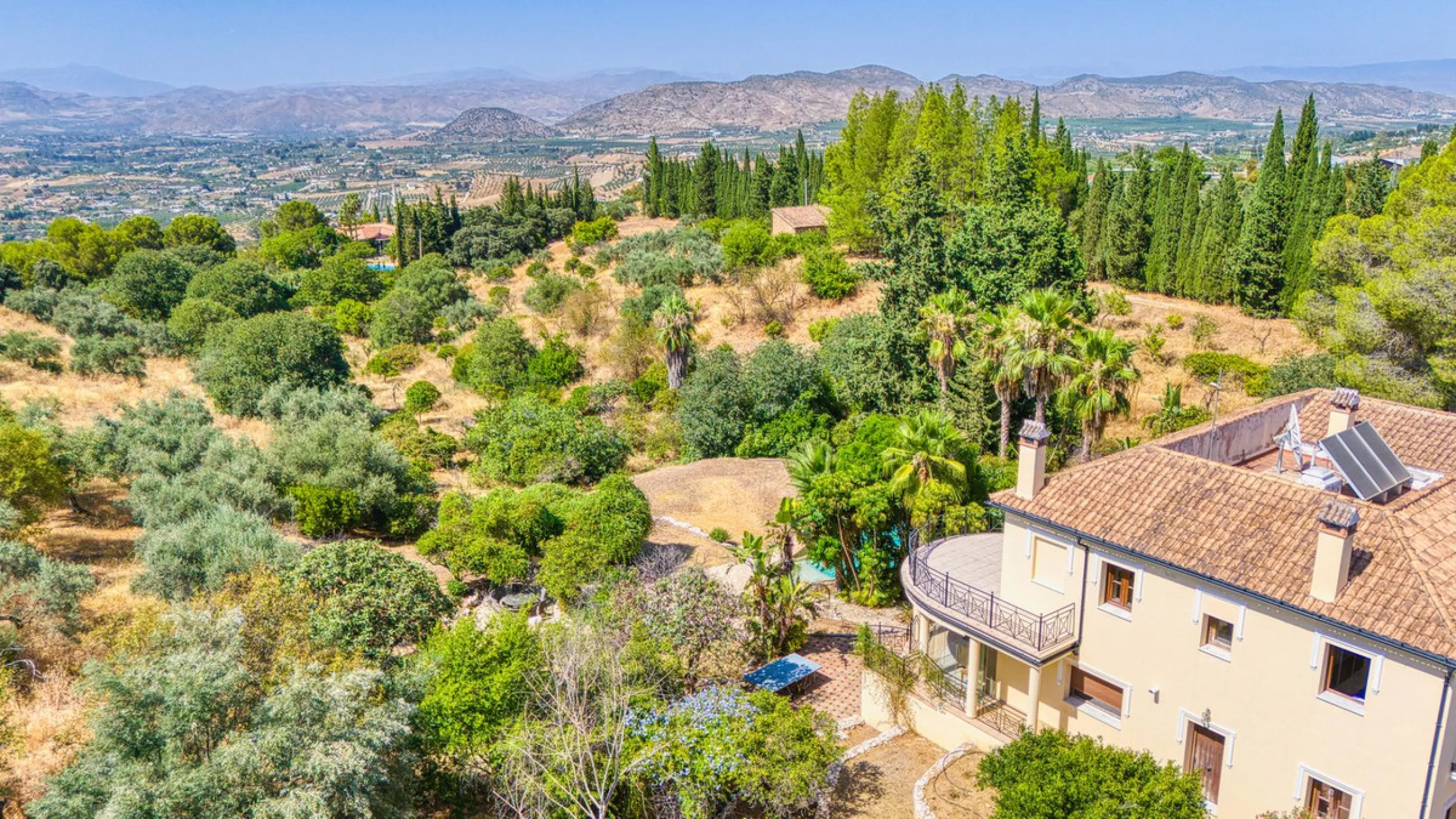 House - Detached Villa в продаже в Alhaurín el Grande, Málaga. В доме 6 спален и 6 ванных комнат. Площадь дома 600 м². Площадь участка 32000 м²