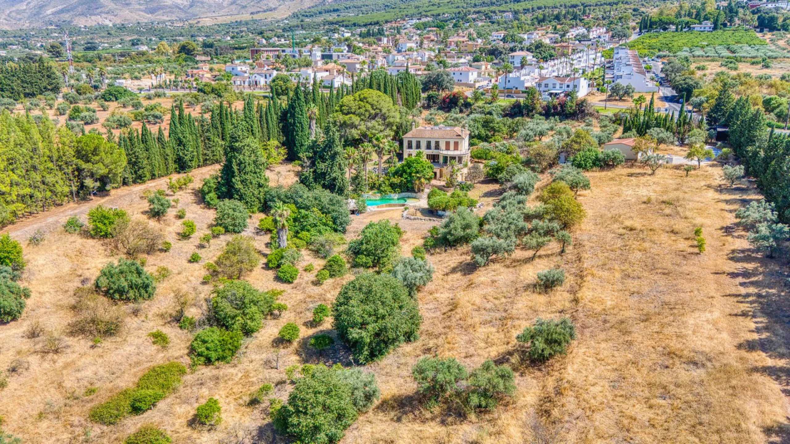 House - Detached Villa в продаже в Alhaurín el Grande, Málaga. В доме 6 спален и 6 ванных комнат. Площадь дома 600 м². Площадь участка 32000 м²