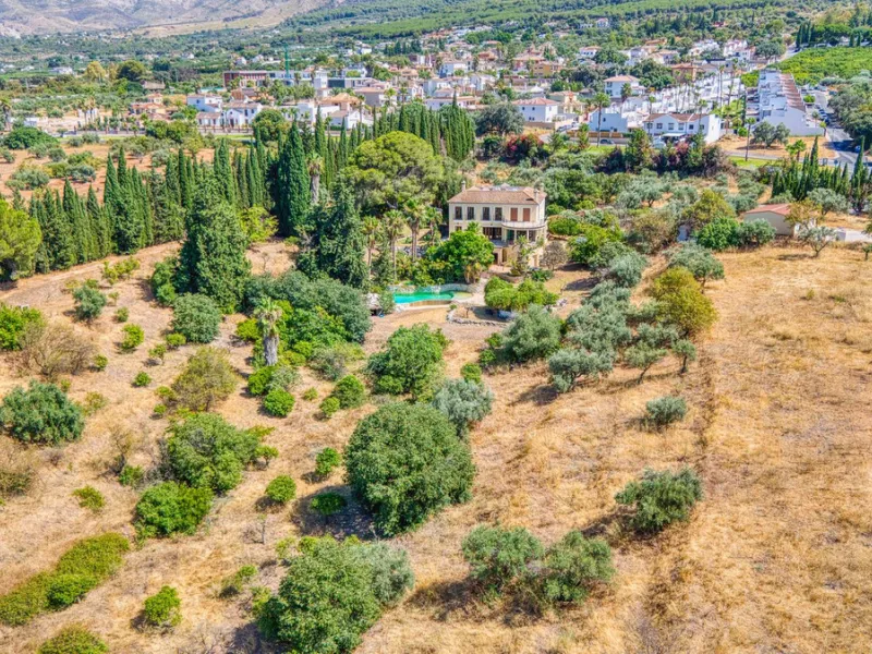 House - Detached Villa в продаже в Alhaurín el Grande, Málaga. В доме 6 спален и 6 ванных комнат. Площадь дома 600 м². Площадь участка 32000 м²