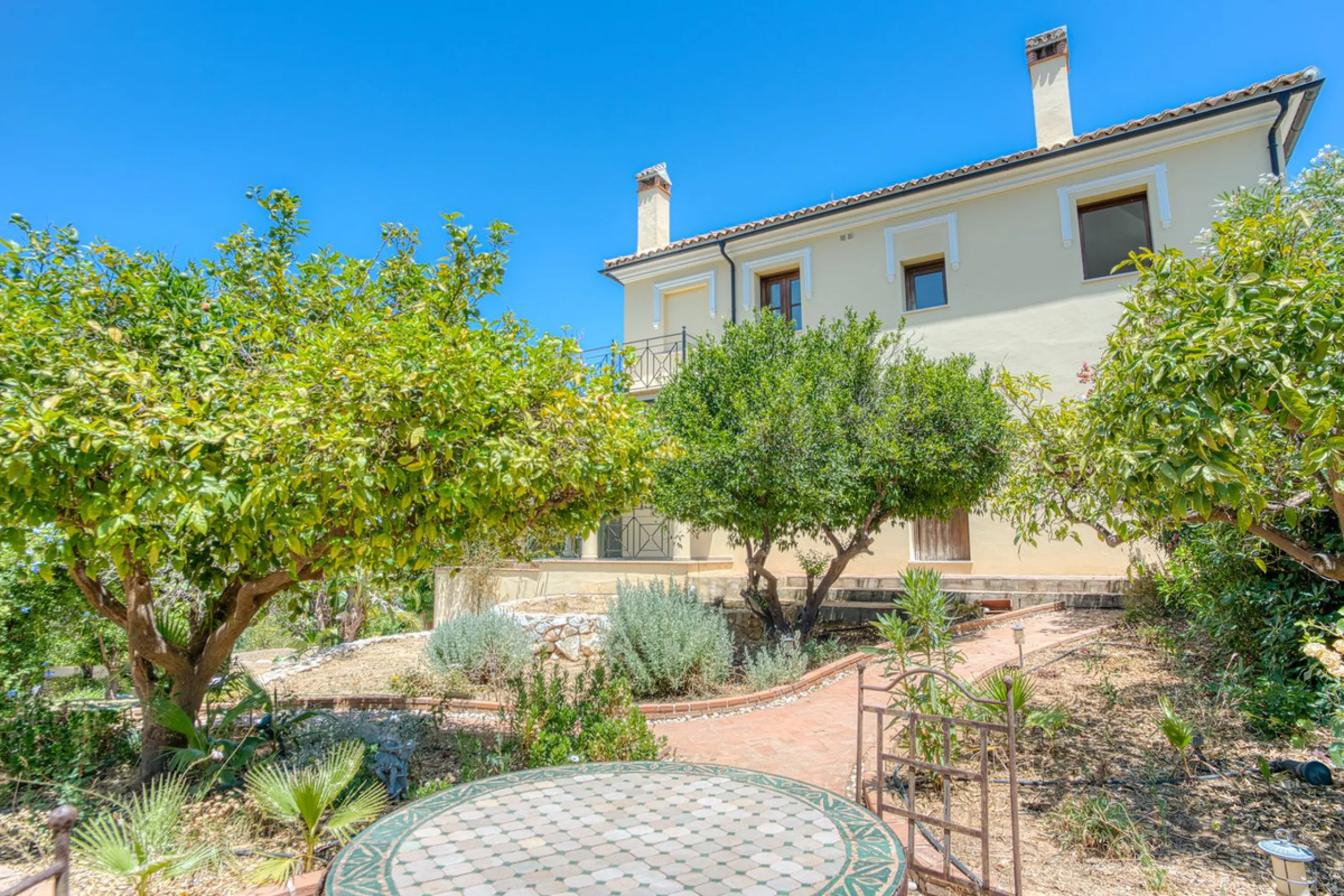 House - Detached Villa в продаже в Alhaurín el Grande, Málaga. В доме 6 спален и 6 ванных комнат. Площадь дома 600 м². Площадь участка 32000 м²