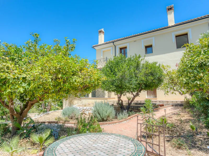 House - Detached Villa в продаже в Alhaurín el Grande, Málaga. В доме 6 спален и 6 ванных комнат. Площадь дома 600 м². Площадь участка 32000 м²