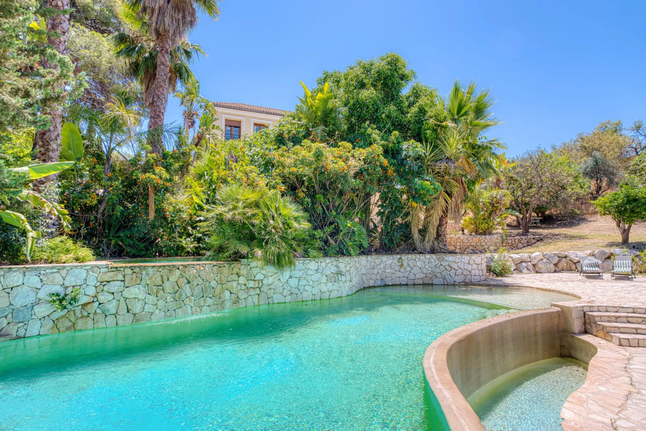 House - Detached Villa в продаже в Alhaurín el Grande, Málaga. В доме 6 спален и 6 ванных комнат. Площадь дома 600 м². Площадь участка 32000 м²