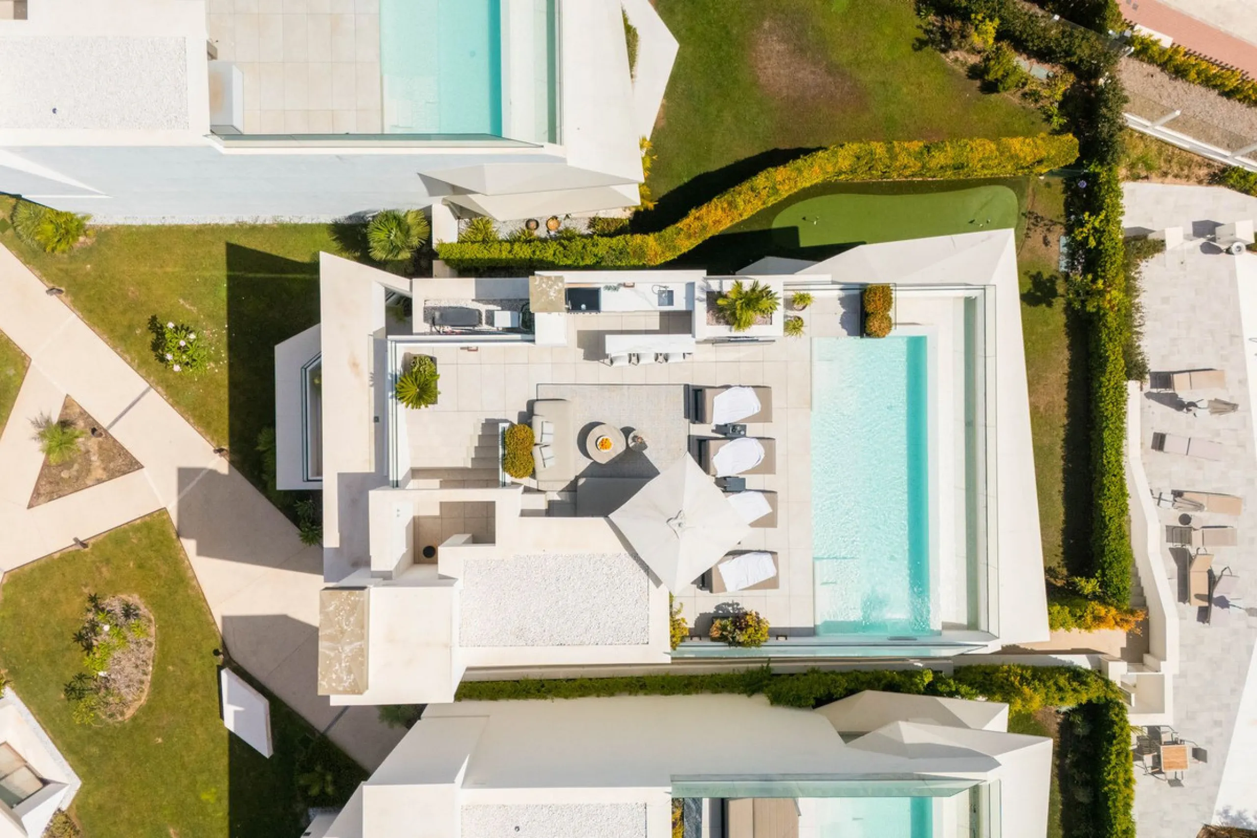 We are proud to present an exceptional contemporary villa located in the heart of Nueva Andalucía, within an exclusive gated community renowned for having one of the most advanced security systems in the area, ensuring a truly private and secure living en