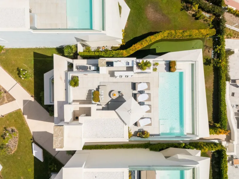 We are proud to present an exceptional contemporary villa located in the heart of Nueva Andalucía, within an exclusive gated community renowned for having one of the most advanced security systems in the area, ensuring a truly private and secure living en