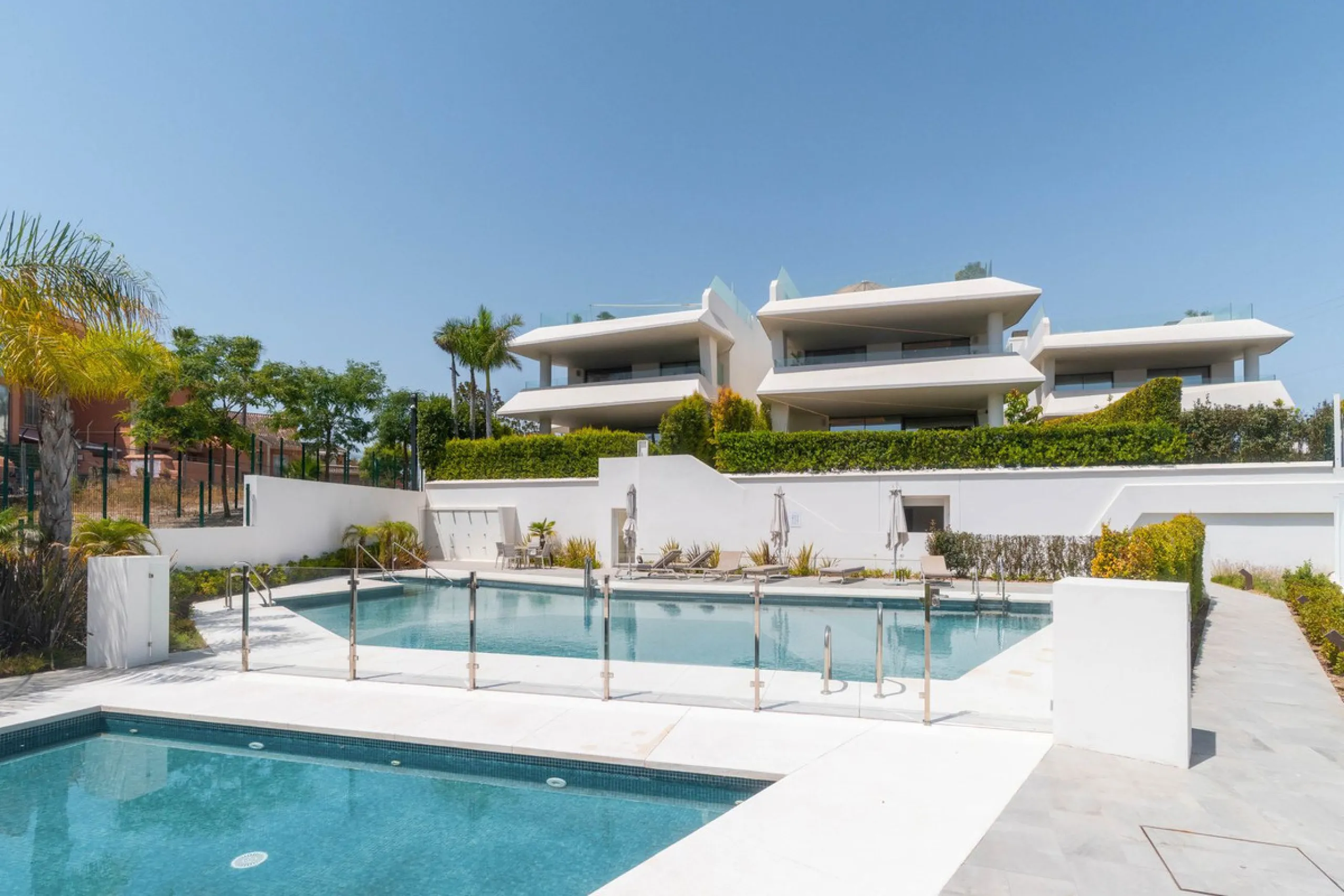 We are proud to present an exceptional contemporary villa located in the heart of Nueva Andalucía, within an exclusive gated community renowned for having one of the most advanced security systems in the area, ensuring a truly private and secure living en
