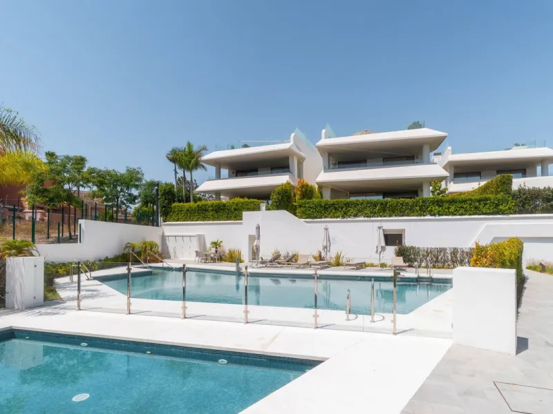 We are proud to present an exceptional contemporary villa located in the heart of Nueva Andalucía, within an exclusive gated community renowned for having one of the most advanced security systems in the area, ensuring a truly private and secure living en