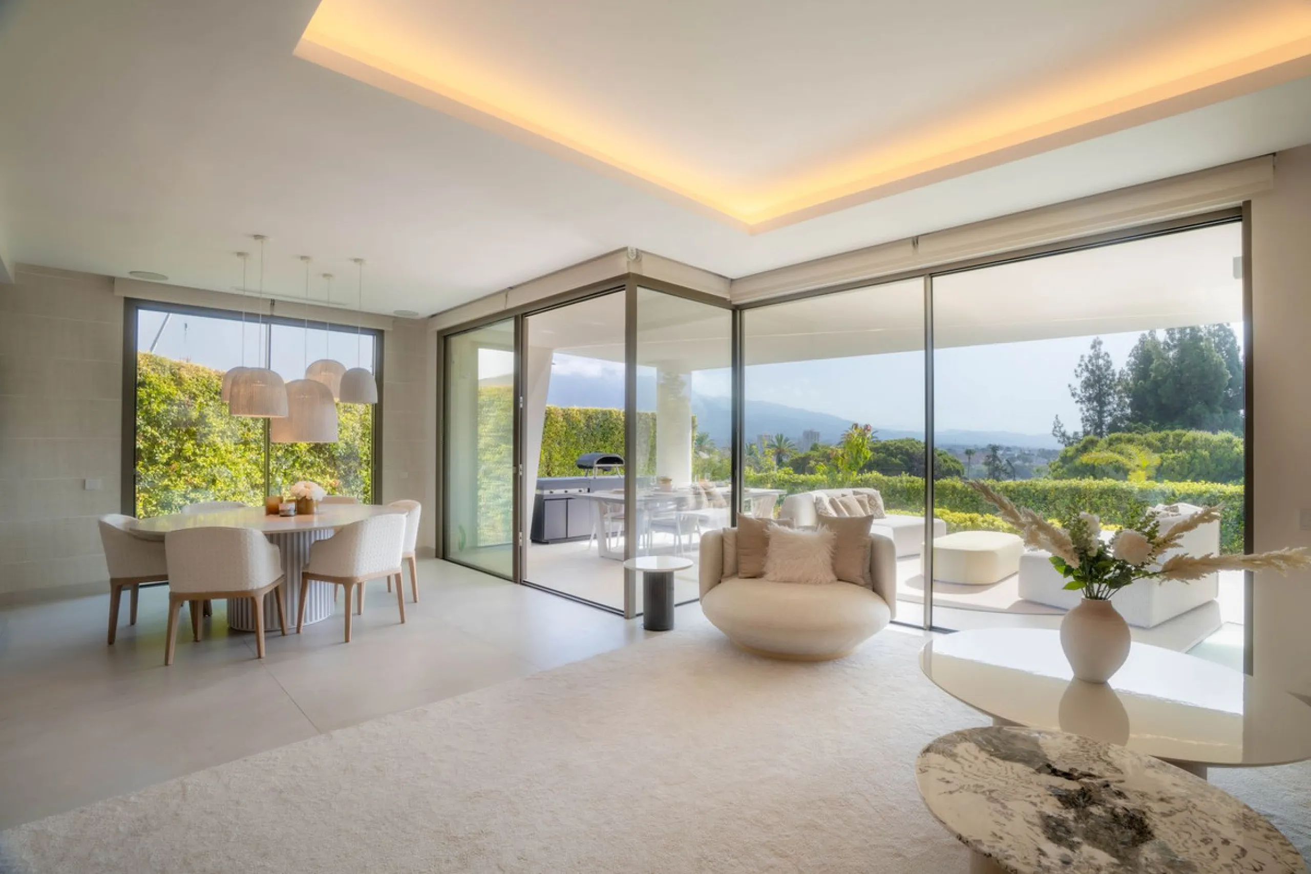 We are proud to present an exceptional contemporary villa located in the heart of Nueva Andalucía, within an exclusive gated community renowned for having one of the most advanced security systems in the area, ensuring a truly private and secure living en