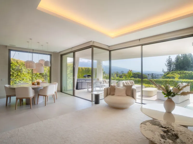 We are proud to present an exceptional contemporary villa located in the heart of Nueva Andalucía, within an exclusive gated community renowned for having one of the most advanced security systems in the area, ensuring a truly private and secure living en