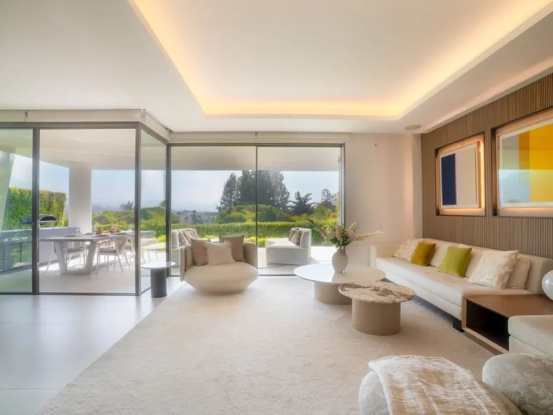 We are proud to present an exceptional contemporary villa located in the heart of Nueva Andalucía, within an exclusive gated community renowned for having one of the most advanced security systems in the area, ensuring a truly private and secure living en