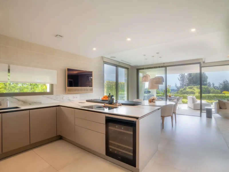 We are proud to present an exceptional contemporary villa located in the heart of Nueva Andalucía, within an exclusive gated community renowned for having one of the most advanced security systems in the area, ensuring a truly private and secure living en
