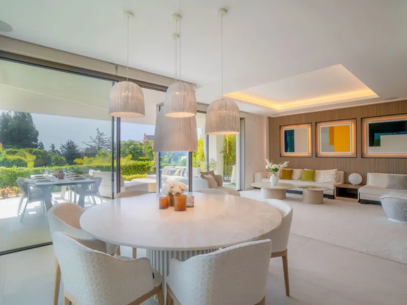 We are proud to present an exceptional contemporary villa located in the heart of Nueva Andalucía, within an exclusive gated community renowned for having one of the most advanced security systems in the area, ensuring a truly private and secure living en