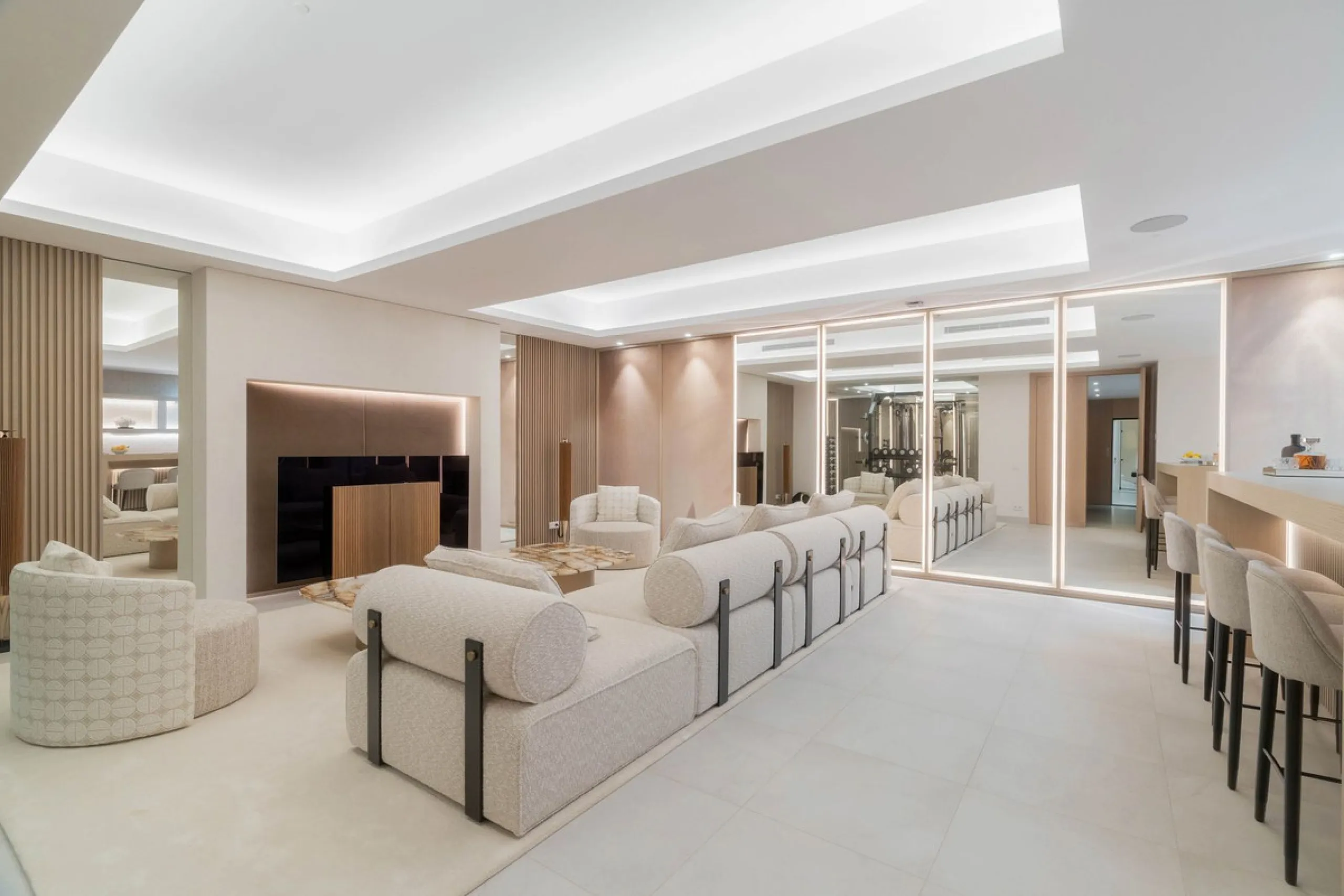 We are proud to present an exceptional contemporary villa located in the heart of Nueva Andalucía, within an exclusive gated community renowned for having one of the most advanced security systems in the area, ensuring a truly private and secure living en
