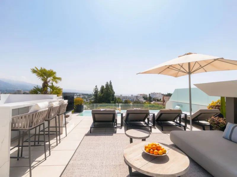 We are proud to present an exceptional contemporary villa located in the heart of Nueva Andalucía, within an exclusive gated community renowned for having one of the most advanced security systems in the area, ensuring a truly private and secure living en