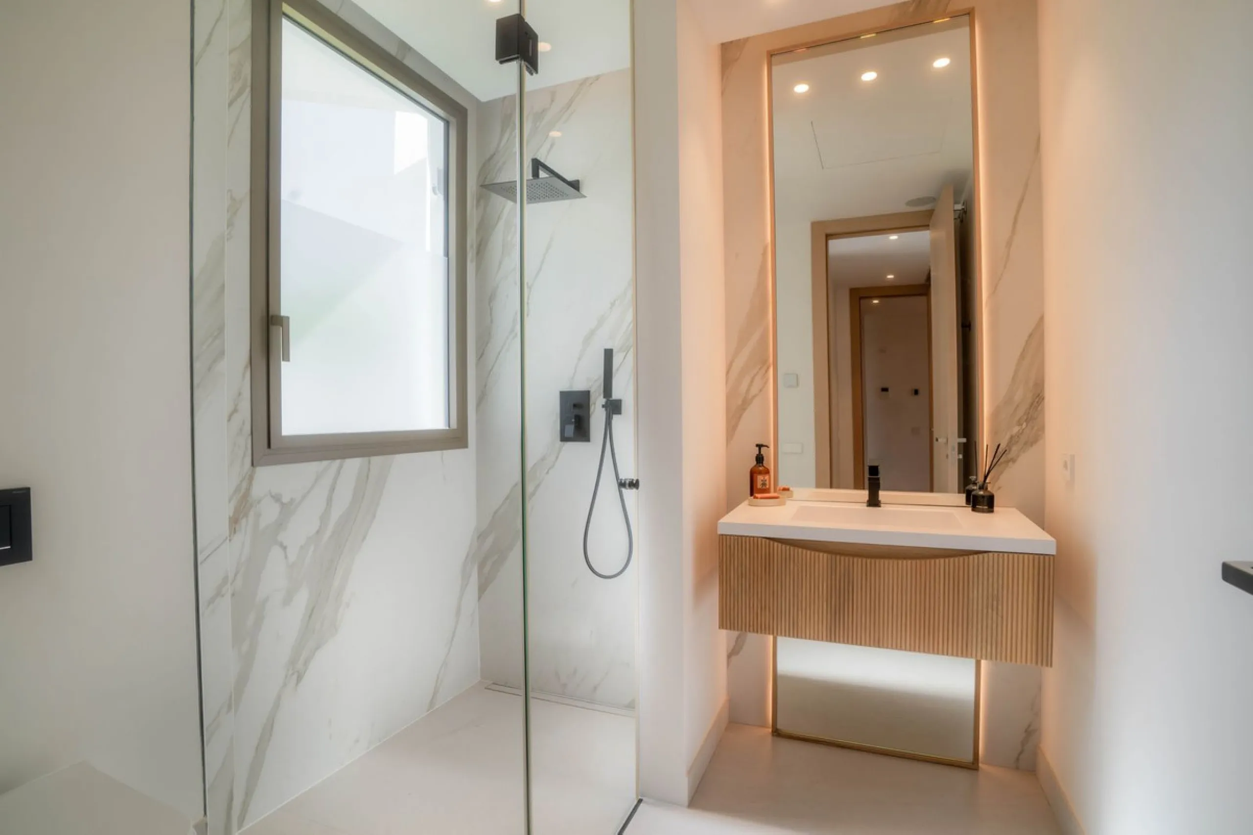 We are proud to present an exceptional contemporary villa located in the heart of Nueva Andalucía, within an exclusive gated community renowned for having one of the most advanced security systems in the area, ensuring a truly private and secure living en