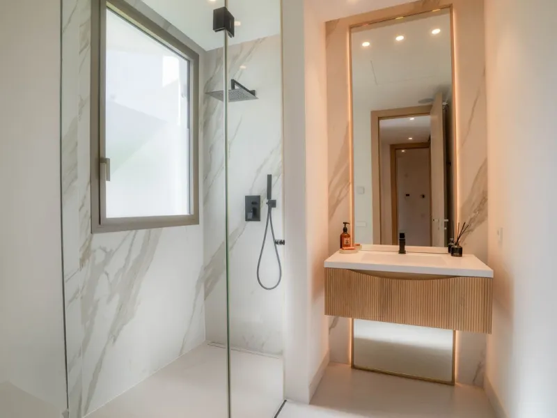 We are proud to present an exceptional contemporary villa located in the heart of Nueva Andalucía, within an exclusive gated community renowned for having one of the most advanced security systems in the area, ensuring a truly private and secure living en