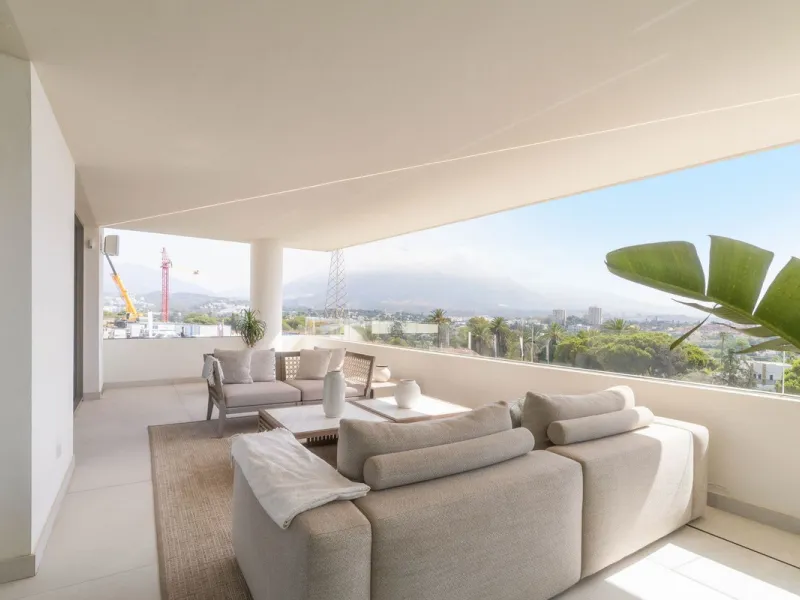 We are proud to present an exceptional contemporary villa located in the heart of Nueva Andalucía, within an exclusive gated community renowned for having one of the most advanced security systems in the area, ensuring a truly private and secure living en