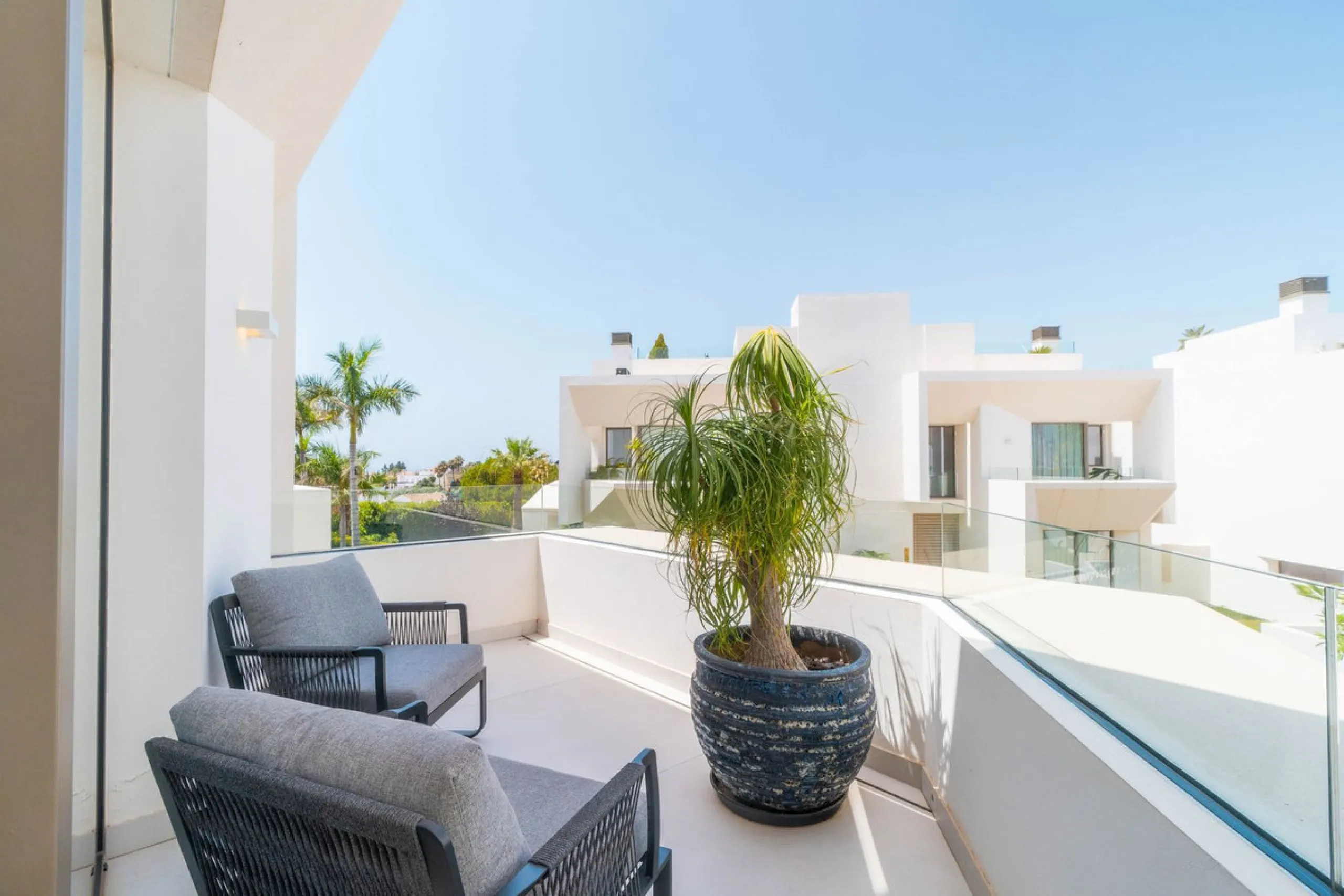 We are proud to present an exceptional contemporary villa located in the heart of Nueva Andalucía, within an exclusive gated community renowned for having one of the most advanced security systems in the area, ensuring a truly private and secure living en