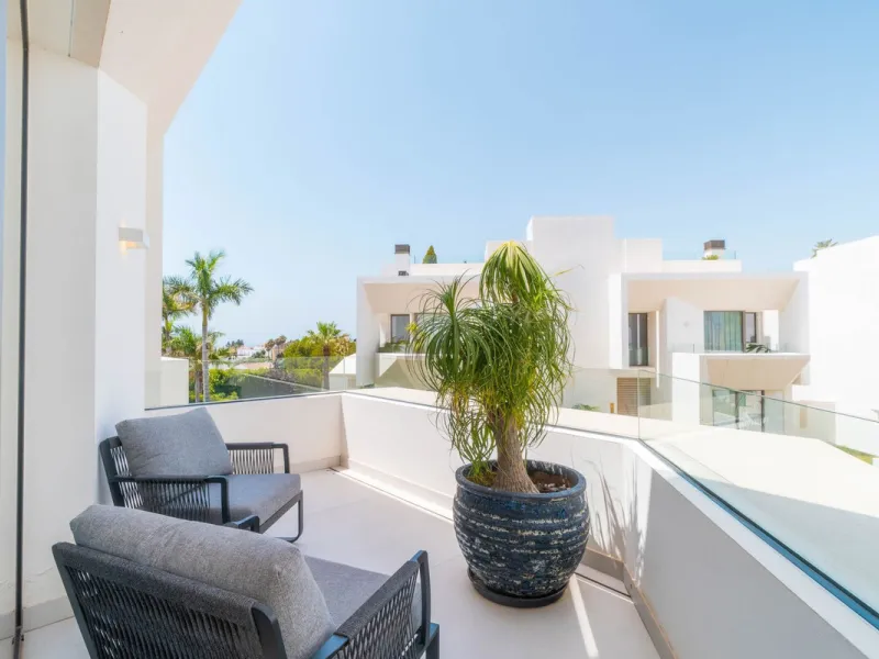 We are proud to present an exceptional contemporary villa located in the heart of Nueva Andalucía, within an exclusive gated community renowned for having one of the most advanced security systems in the area, ensuring a truly private and secure living en