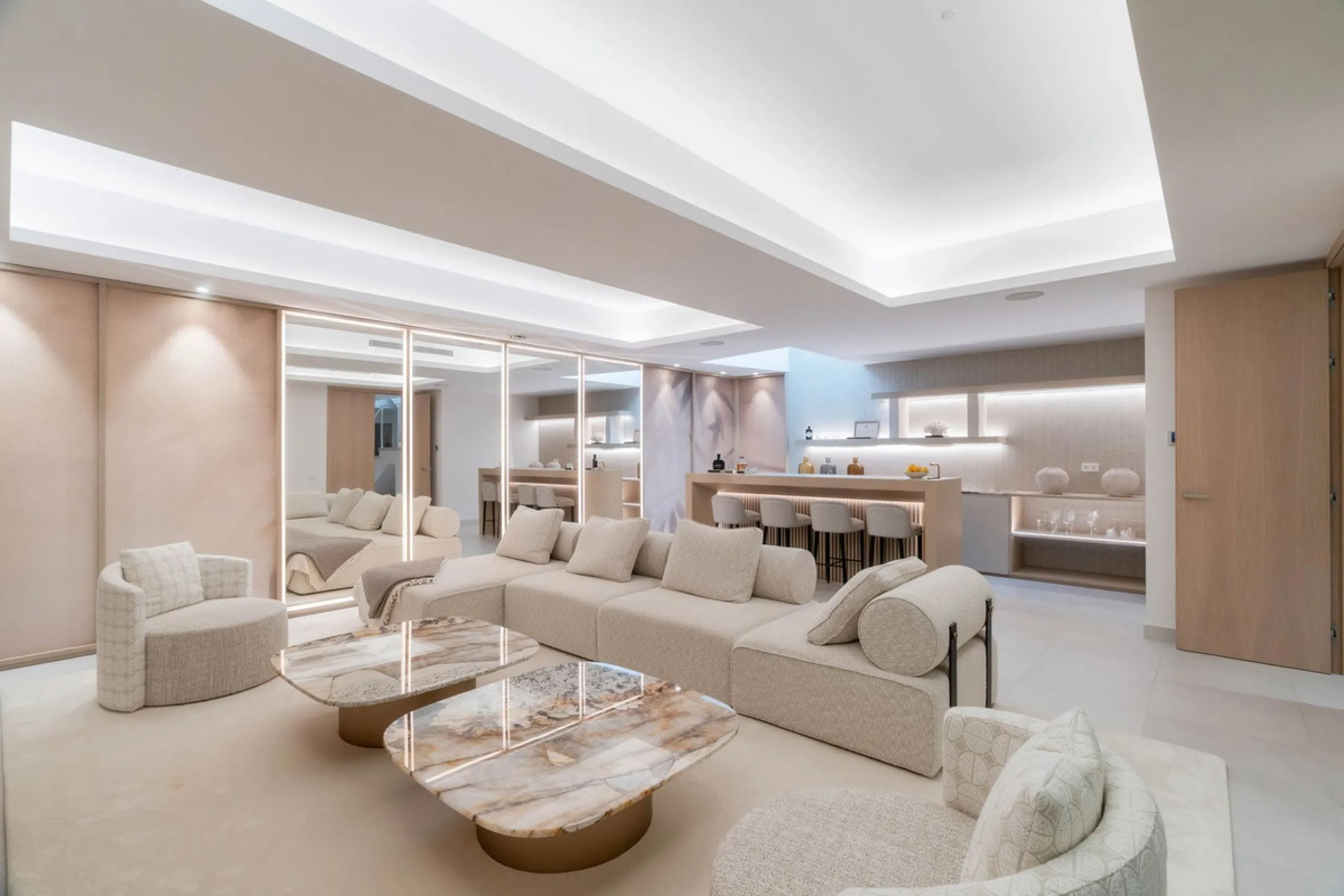 We are proud to present an exceptional contemporary villa located in the heart of Nueva Andalucía, within an exclusive gated community renowned for having one of the most advanced security systems in the area, ensuring a truly private and secure living en