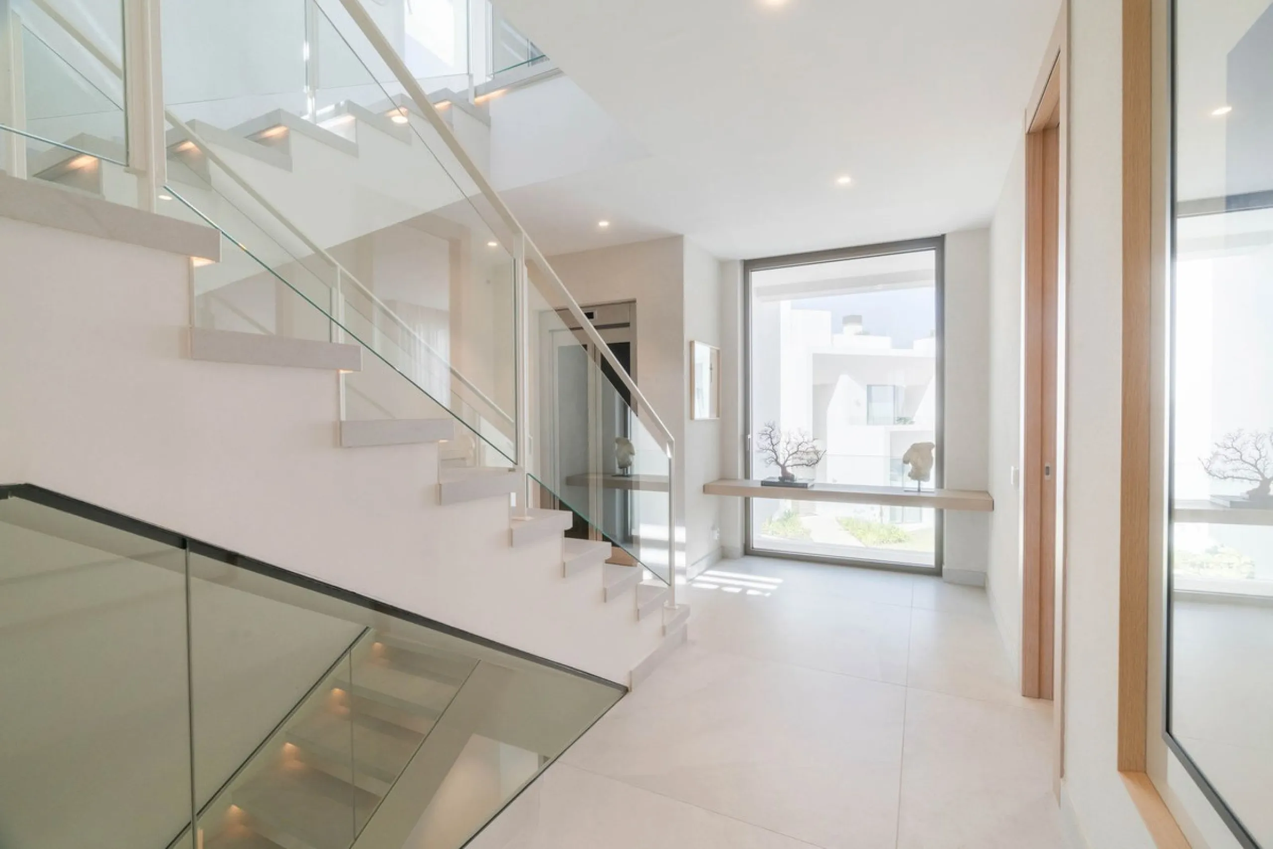 We are proud to present an exceptional contemporary villa located in the heart of Nueva Andalucía, within an exclusive gated community renowned for having one of the most advanced security systems in the area, ensuring a truly private and secure living en
