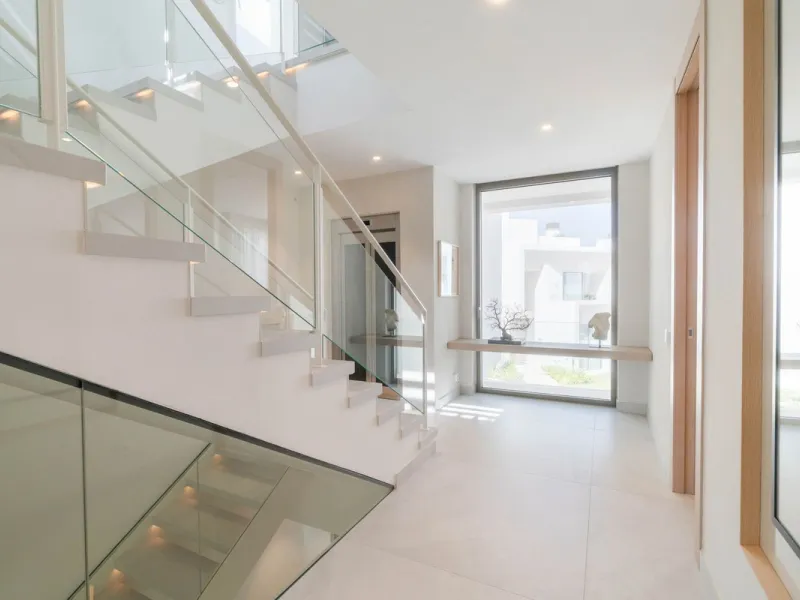 We are proud to present an exceptional contemporary villa located in the heart of Nueva Andalucía, within an exclusive gated community renowned for having one of the most advanced security systems in the area, ensuring a truly private and secure living en