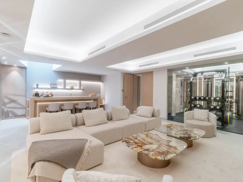 We are proud to present an exceptional contemporary villa located in the heart of Nueva Andalucía, within an exclusive gated community renowned for having one of the most advanced security systems in the area, ensuring a truly private and secure living en