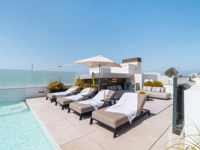 We are proud to present an exceptional contemporary villa located in the heart of Nueva Andalucía, within an exclusive gated community renowned for having one of the most advanced security systems in the area, ensuring a truly private and secure living en