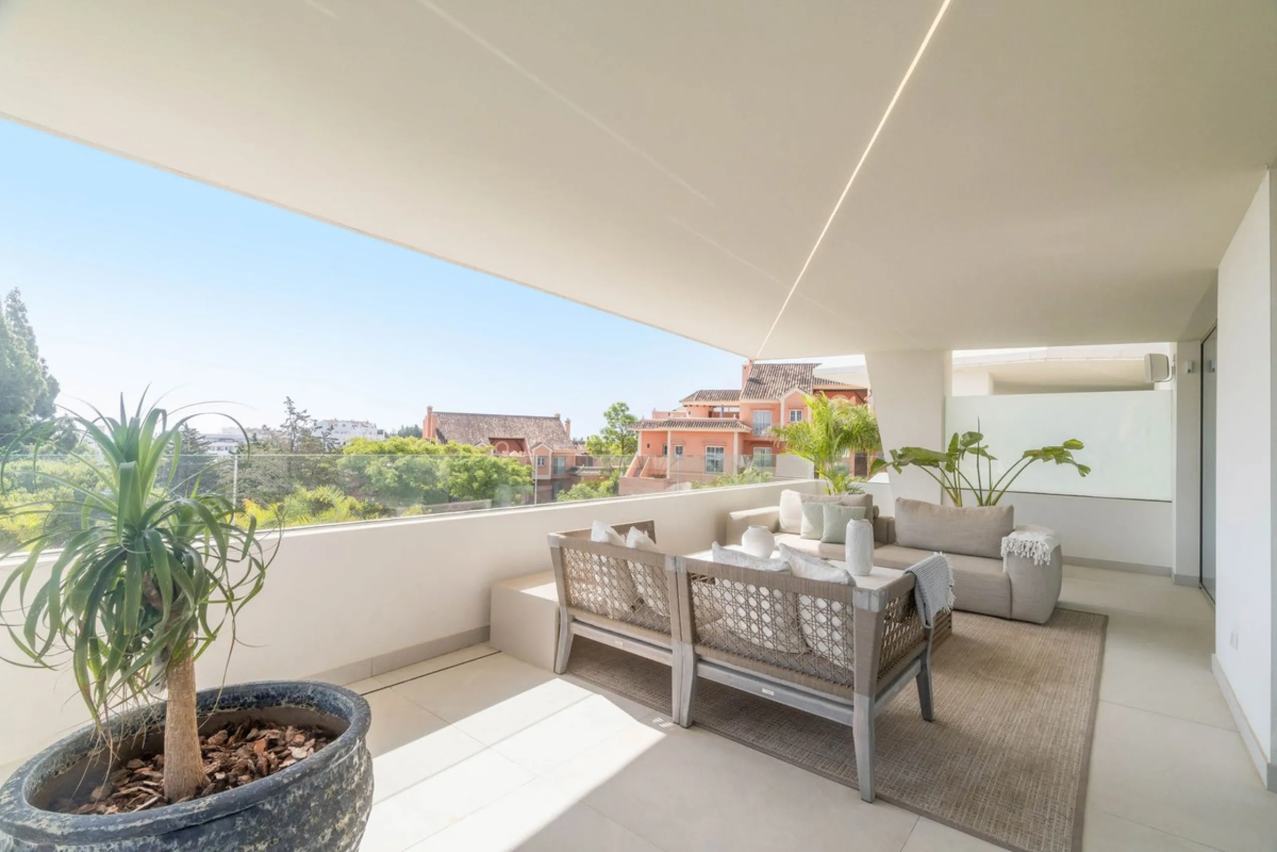 We are proud to present an exceptional contemporary villa located in the heart of Nueva Andalucía, within an exclusive gated community renowned for having one of the most advanced security systems in the area, ensuring a truly private and secure living en