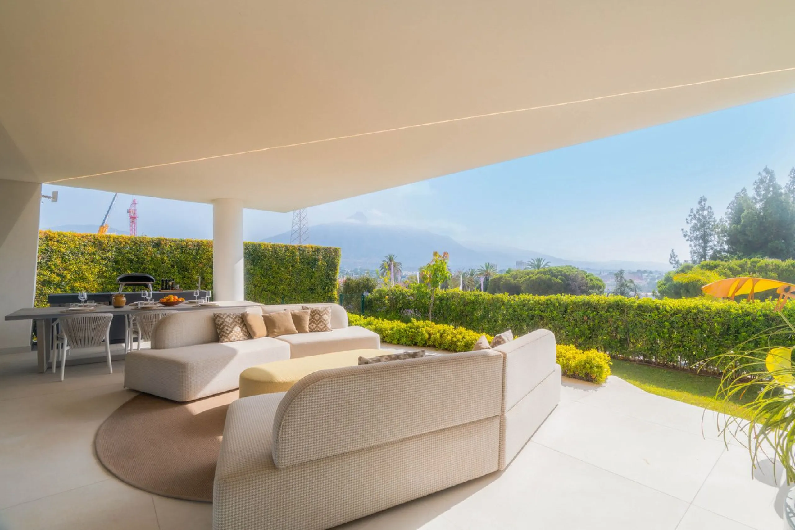 We are proud to present an exceptional contemporary villa located in the heart of Nueva Andalucía, within an exclusive gated community renowned for having one of the most advanced security systems in the area, ensuring a truly private and secure living en