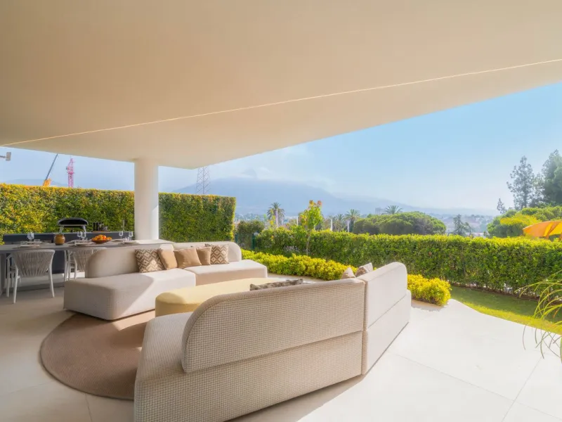 We are proud to present an exceptional contemporary villa located in the heart of Nueva Andalucía, within an exclusive gated community renowned for having one of the most advanced security systems in the area, ensuring a truly private and secure living en