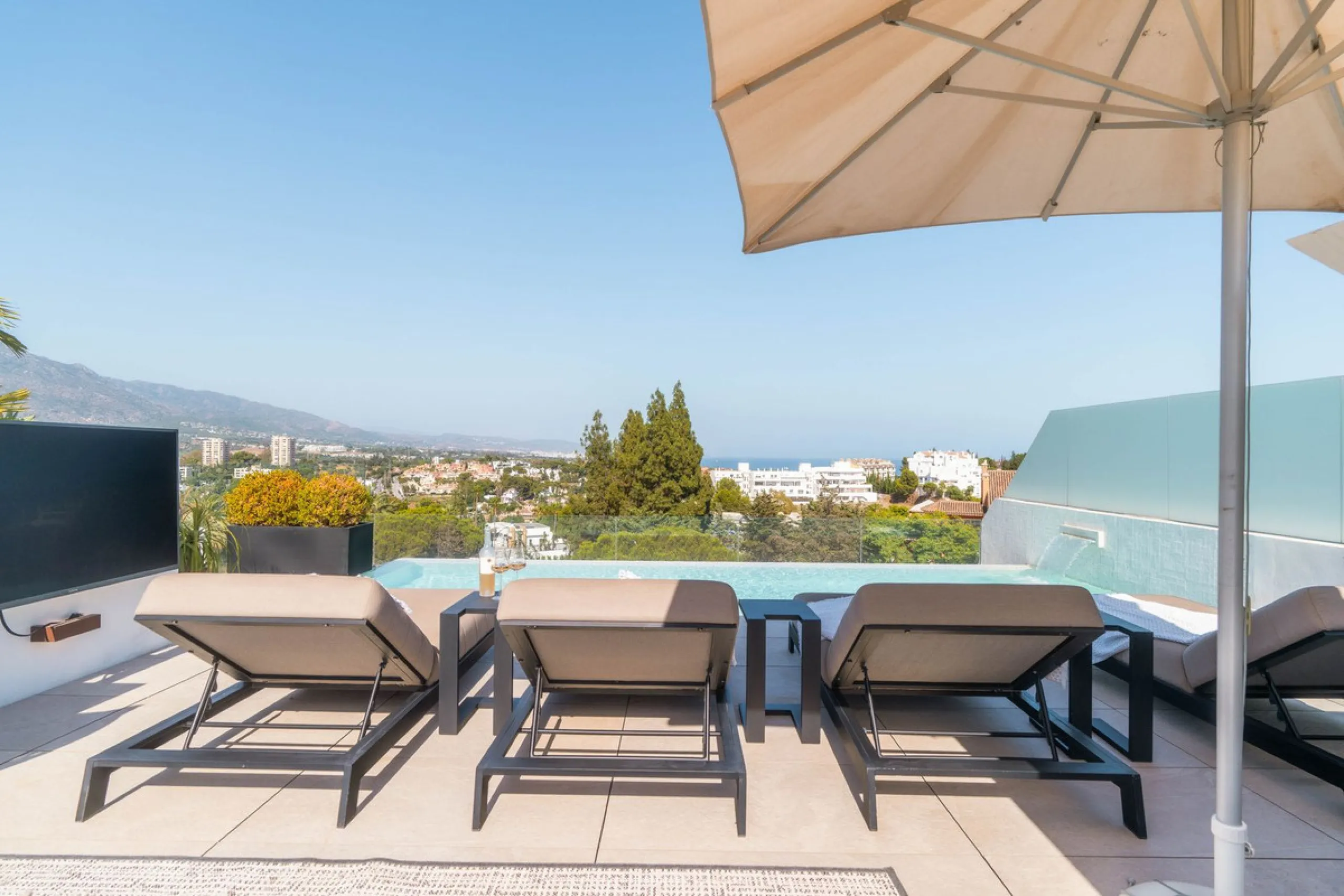 We are proud to present an exceptional contemporary villa located in the heart of Nueva Andalucía, within an exclusive gated community renowned for having one of the most advanced security systems in the area, ensuring a truly private and secure living en