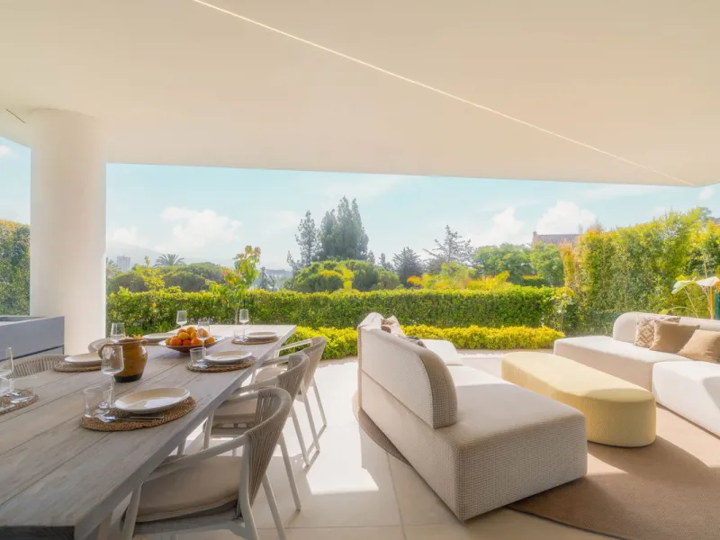 We are proud to present an exceptional contemporary villa located in the heart of Nueva Andalucía, within an exclusive gated community renowned for having one of the most advanced security systems in the area, ensuring a truly private and secure living en
