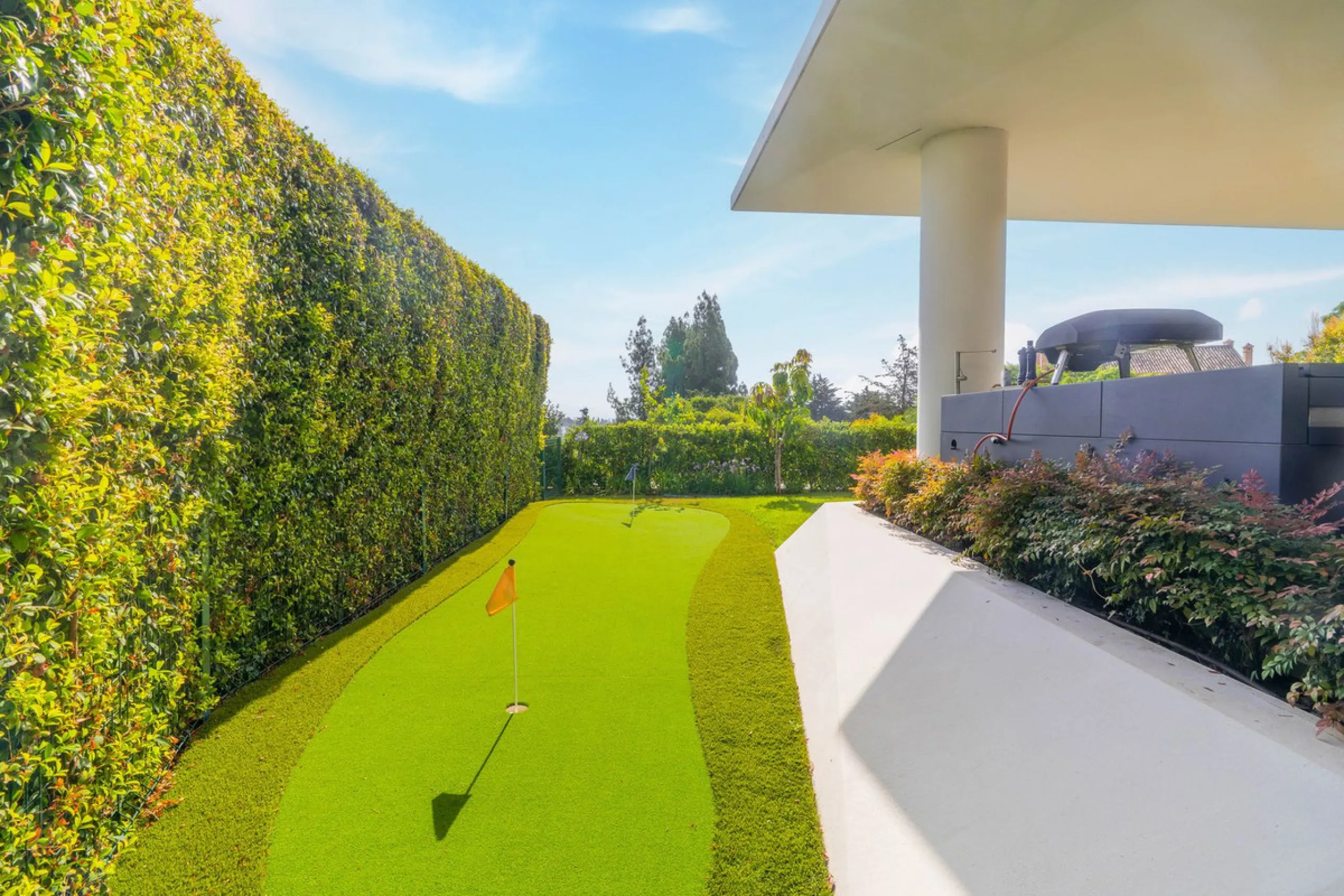 We are proud to present an exceptional contemporary villa located in the heart of Nueva Andalucía, within an exclusive gated community renowned for having one of the most advanced security systems in the area, ensuring a truly private and secure living en