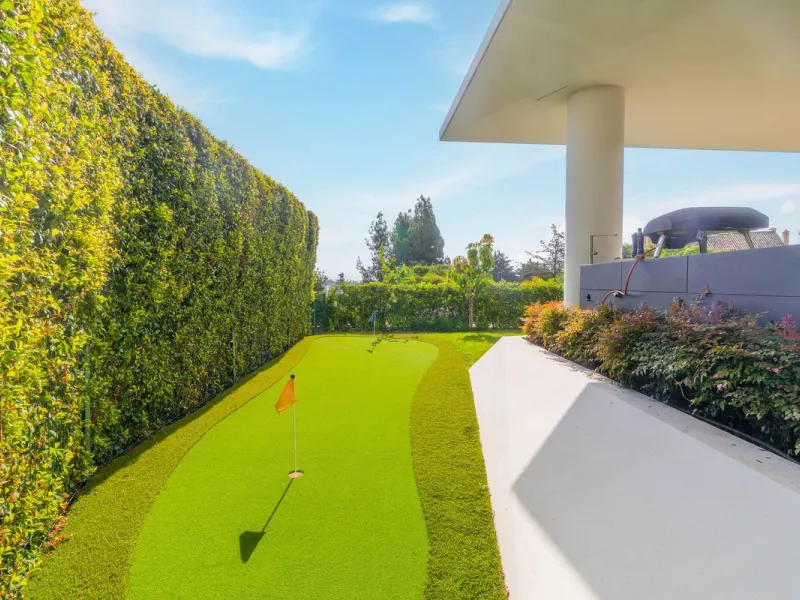We are proud to present an exceptional contemporary villa located in the heart of Nueva Andalucía, within an exclusive gated community renowned for having one of the most advanced security systems in the area, ensuring a truly private and secure living en