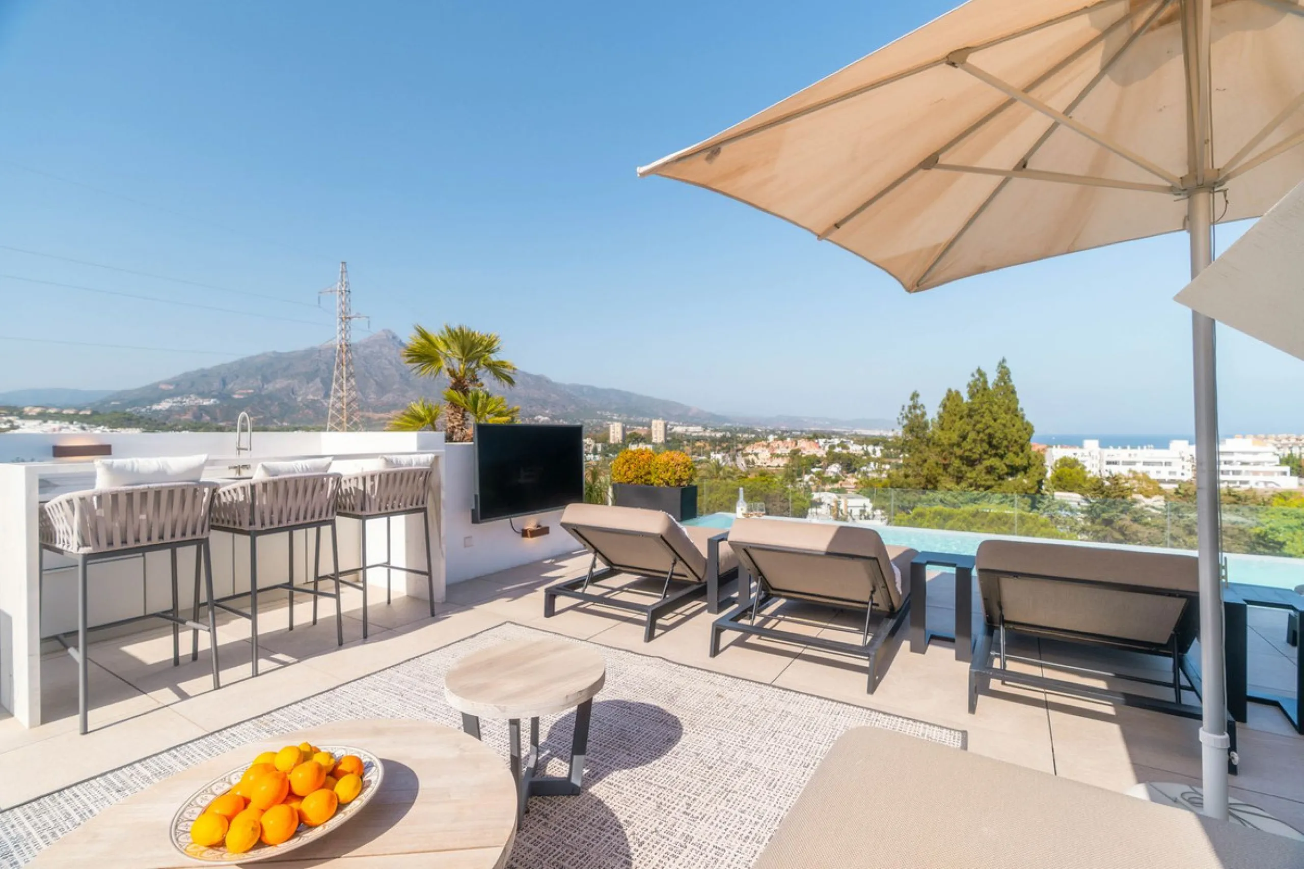 We are proud to present an exceptional contemporary villa located in the heart of Nueva Andalucía, within an exclusive gated community renowned for having one of the most advanced security systems in the area, ensuring a truly private and secure living en