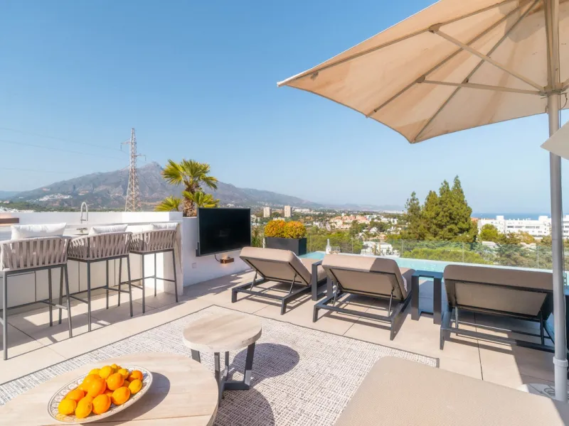 We are proud to present an exceptional contemporary villa located in the heart of Nueva Andalucía, within an exclusive gated community renowned for having one of the most advanced security systems in the area, ensuring a truly private and secure living en