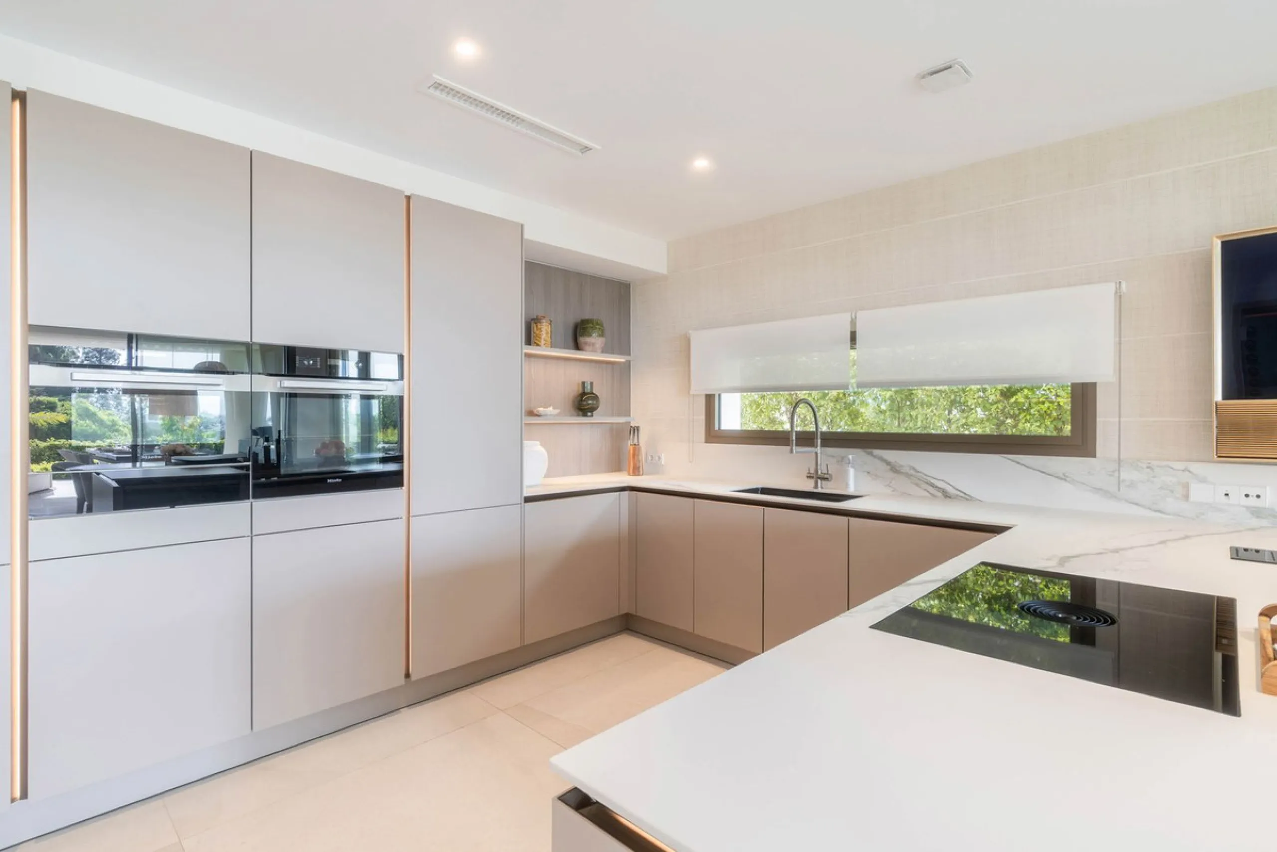 We are proud to present an exceptional contemporary villa located in the heart of Nueva Andalucía, within an exclusive gated community renowned for having one of the most advanced security systems in the area, ensuring a truly private and secure living en