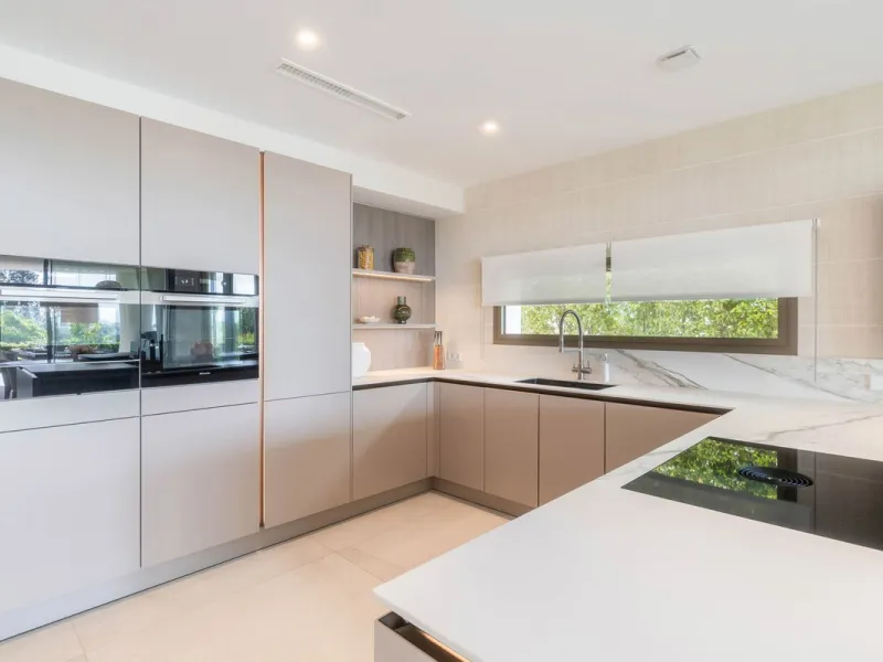 We are proud to present an exceptional contemporary villa located in the heart of Nueva Andalucía, within an exclusive gated community renowned for having one of the most advanced security systems in the area, ensuring a truly private and secure living en